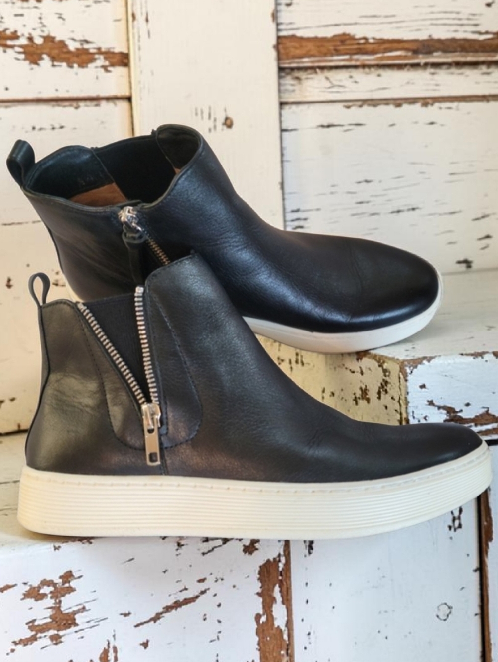 Sofft Black Ankle Booties with Contrast Sole  IN LIKE NEW CONDITION SIZE 8